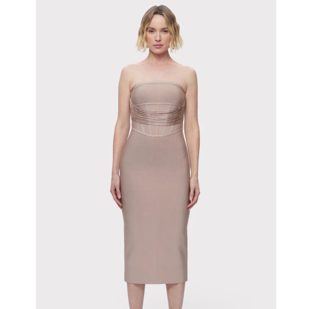 Herve Leger Strapless Nude/Taupe Bandage Midi Dress

DRAPED STRAPLESS FRINGE